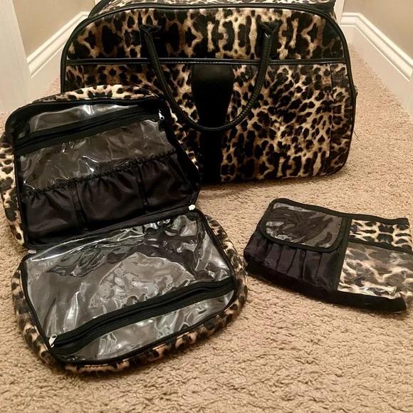 Stunning Leopard Luggage set, wheeled weekender bag, with 2 makeup bags, - Picture 7 of 8
